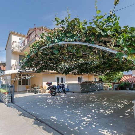 Apartments Mira I Vodice Bagian luar foto