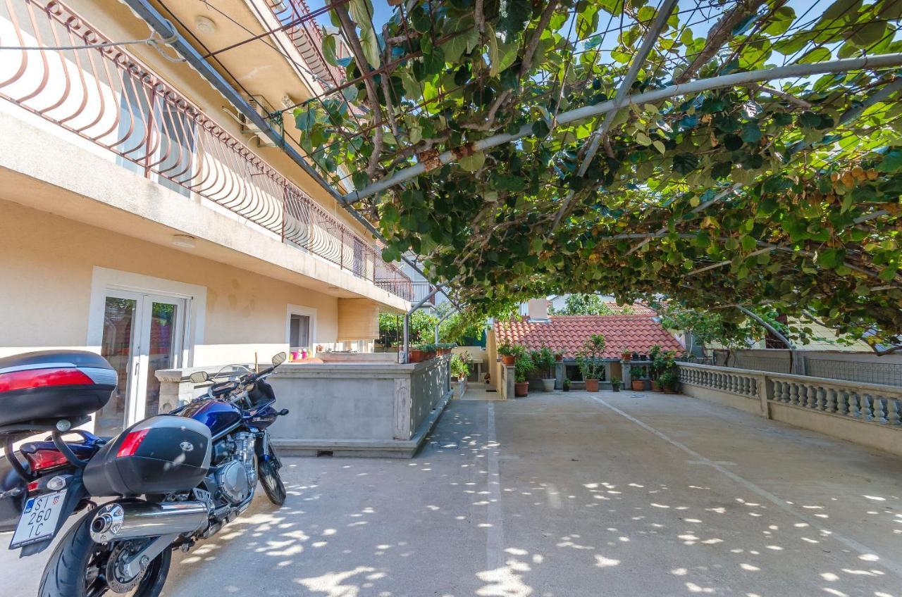 Apartments Mira I Vodice Bagian luar foto