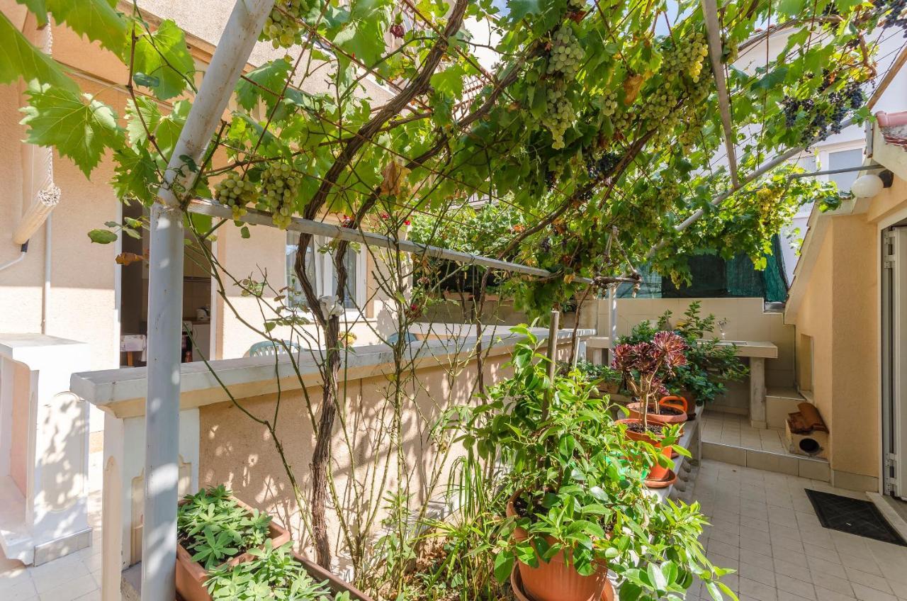 Apartments Mira I Vodice Bagian luar foto